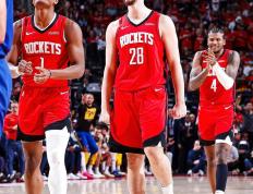  新疆男篮大胜深圳 