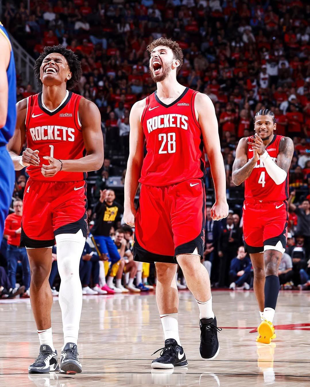  新疆男篮大胜深圳 